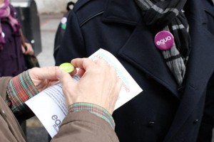 Manifestante con chapa de Equo