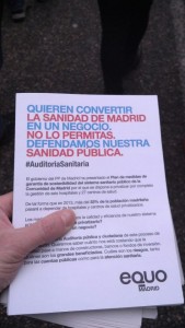 Diptico de Equo sobre la privatizacion de Sanidad en mano de manifestante