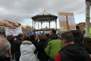 Manifestantes en la plaza de Cervantes