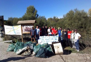 Recogida de basura en puente de hierro sobre el río Guadarrama